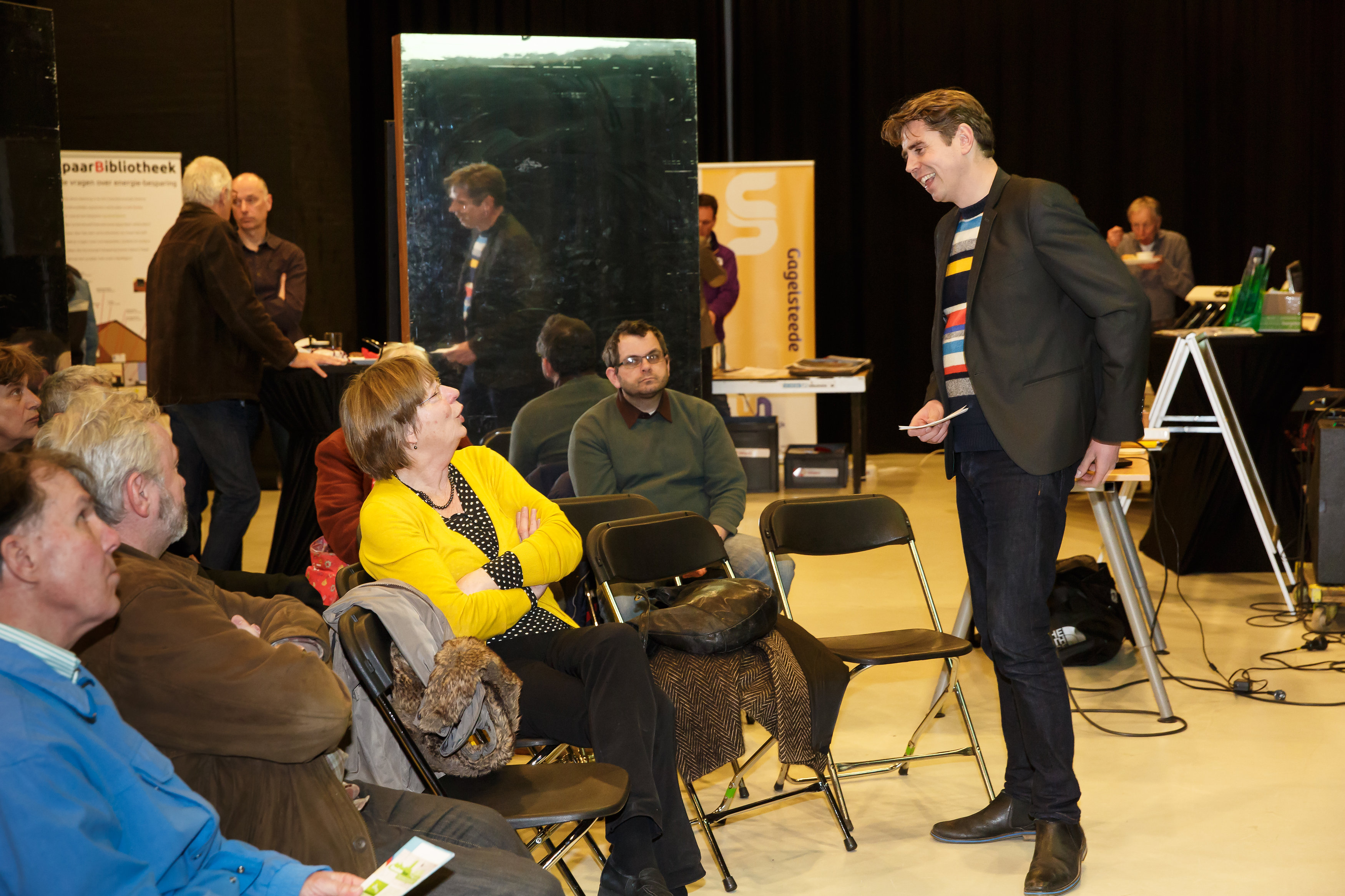 Michiel Hobbelt in gesprek met deelnemers aan een workshop Duurzaam Geluk.